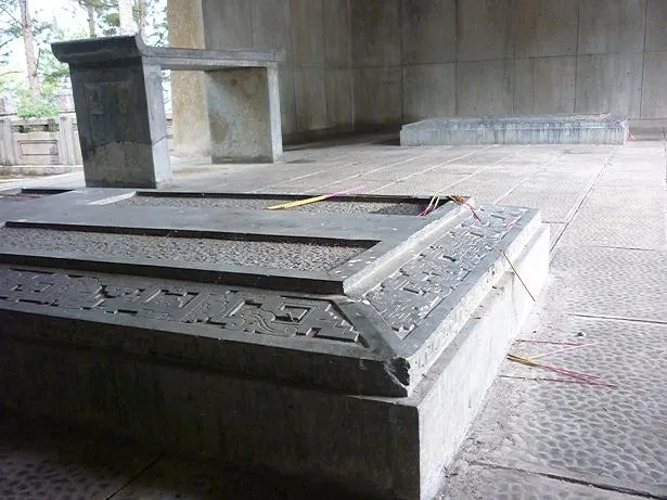 Cận cảnh Lăng Nguyễn Hữu Hào