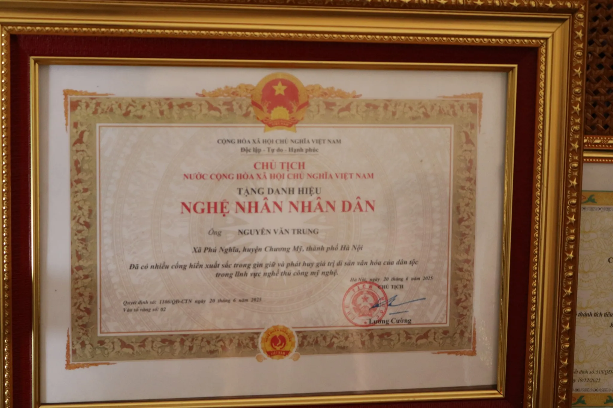 Bằng khen danh hiệu nghệ nhân nhân dân tại gia đình Nghệ nhân nhân dân Nguyễn Văn Trung