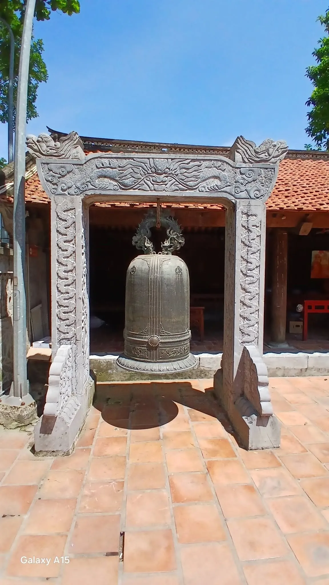 Chuông đồng trong đền thờ Thánh Mẫu
