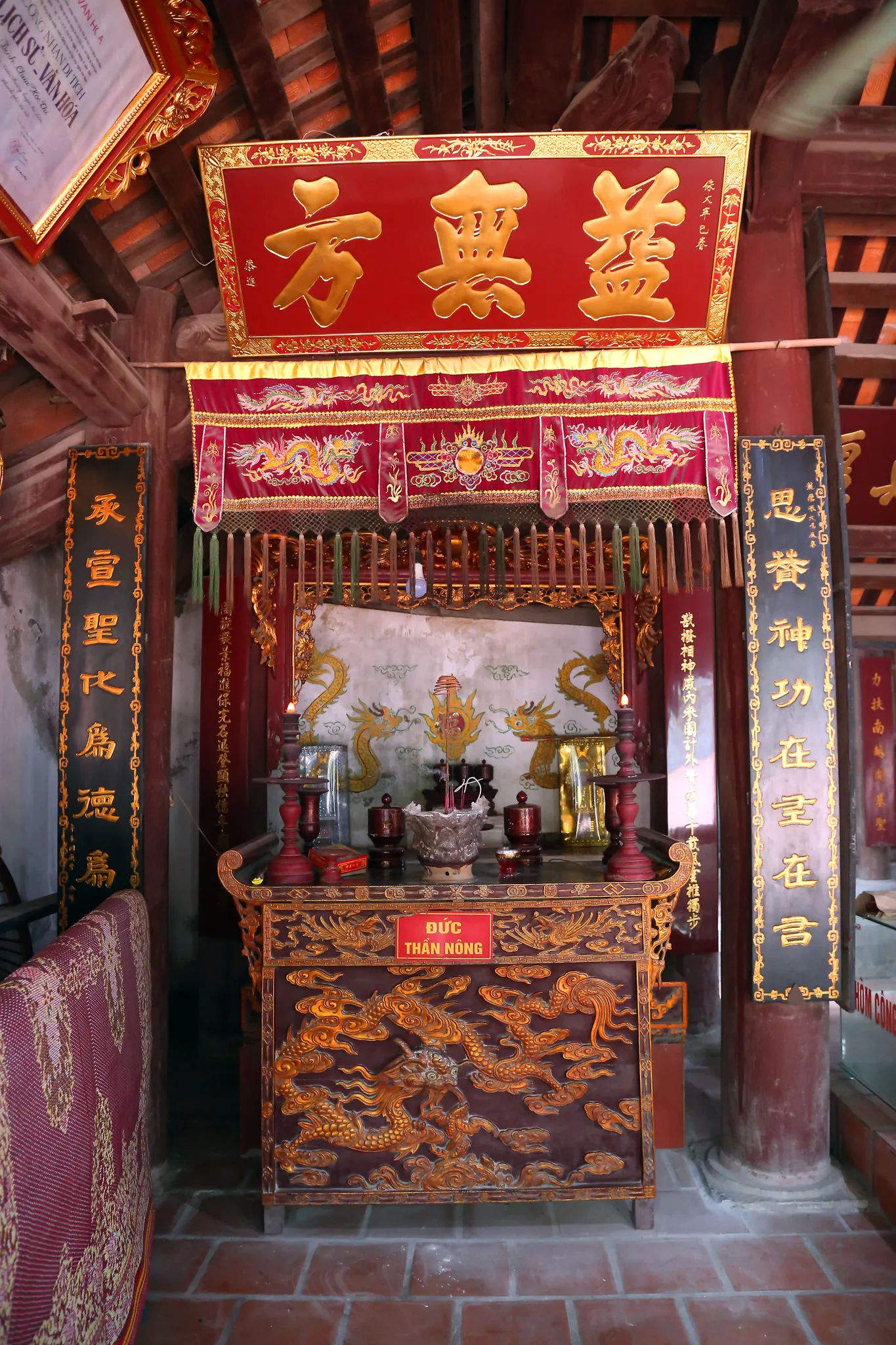 Ban thờ đức thần nông trong đình Hòe Thị
