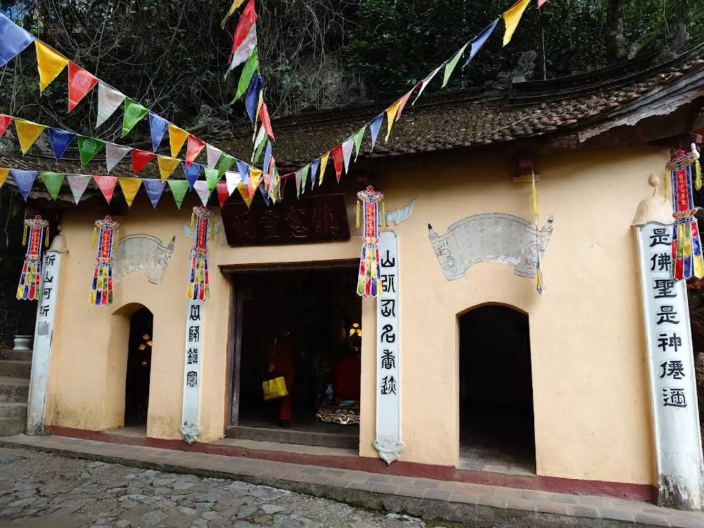 Cảnh quan di tích Đền Cửa Võng