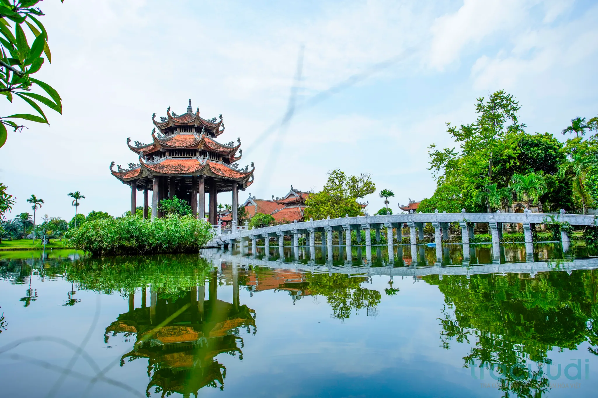 Cầu đá dẫn lối vào Lầu Quan Âm trong di tích Chùa nôm (Linh Thông Cổ Tự)