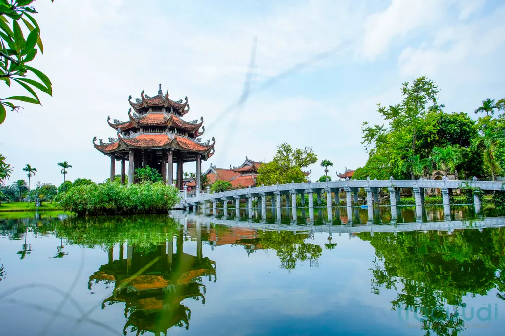 Cầu đá dẫn lối vào Lầu Quan Âm trong di tích Chùa nôm (Linh Thông Cổ Tự)