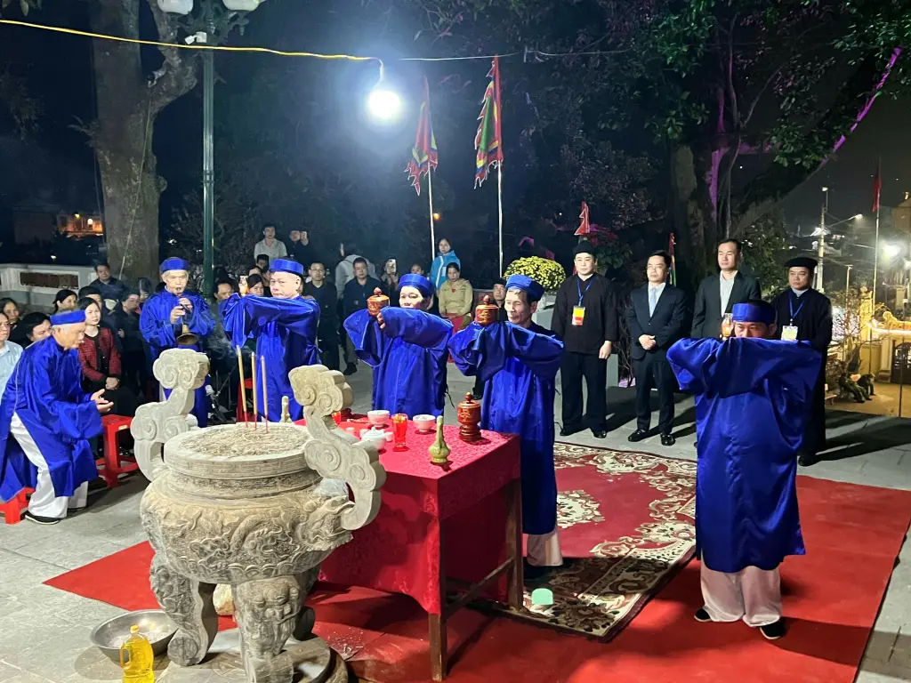 Thực hiện nghi lễ tại đêm khai hội tại Lễ hội đền Kỳ Sầm