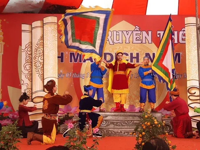 Sử thi tôn vinh tại Hội đình Mai Dịch