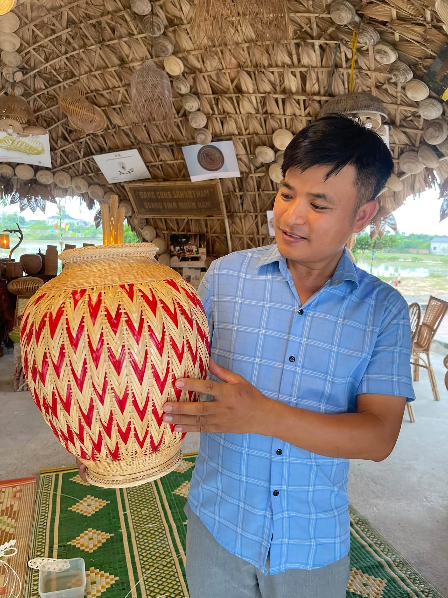 Nghệ nhân Nguyễn Phương Quang bên tác phẩm của mình