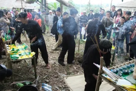 Các thầy cúng dâng hương lên 3 bàn thờ các thần linh tại Lễ cúng bản “Căm Mương” dân tộc Lự