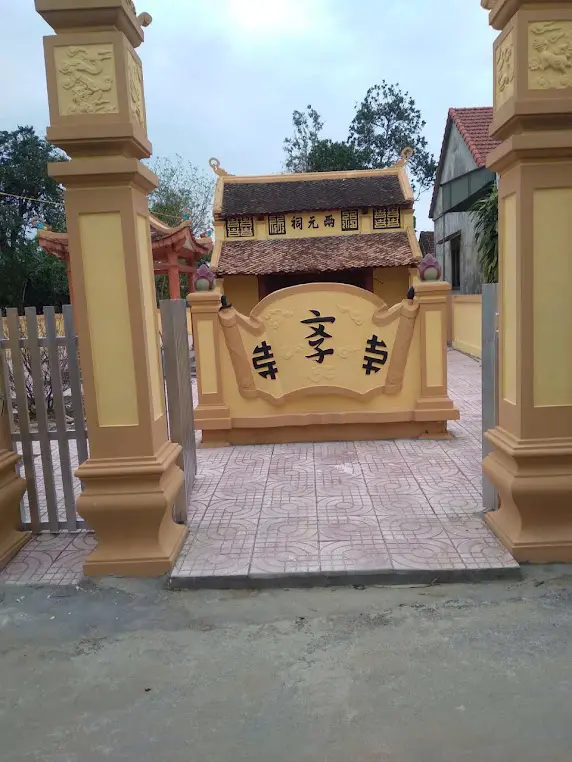 Cổng vào Nhà thờ Bùi Dương Lịch
