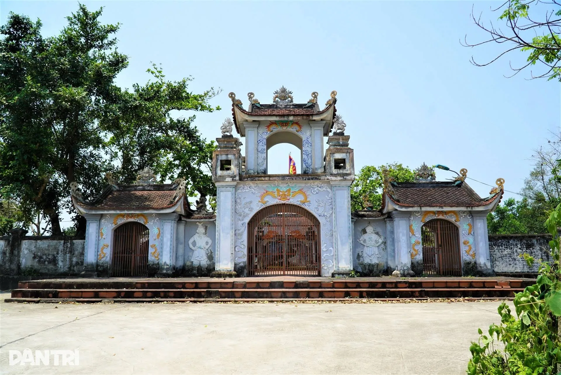 Cảnh quan bên ngoài Di tích Lịch Sử Văn Hóa Tháp Đá Cẩm Duệ