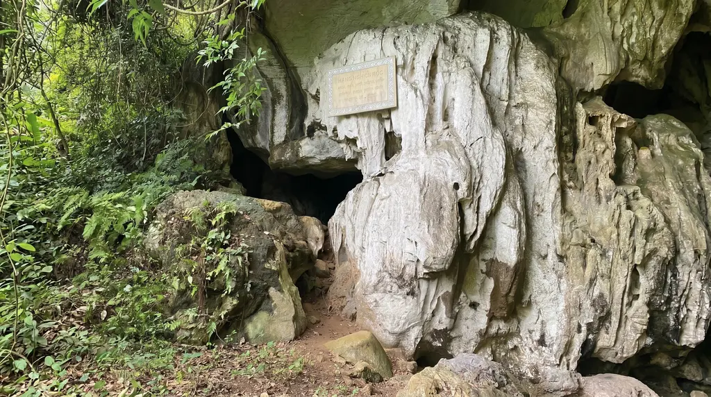 Phía ngoài Hang Ngườm Bốc