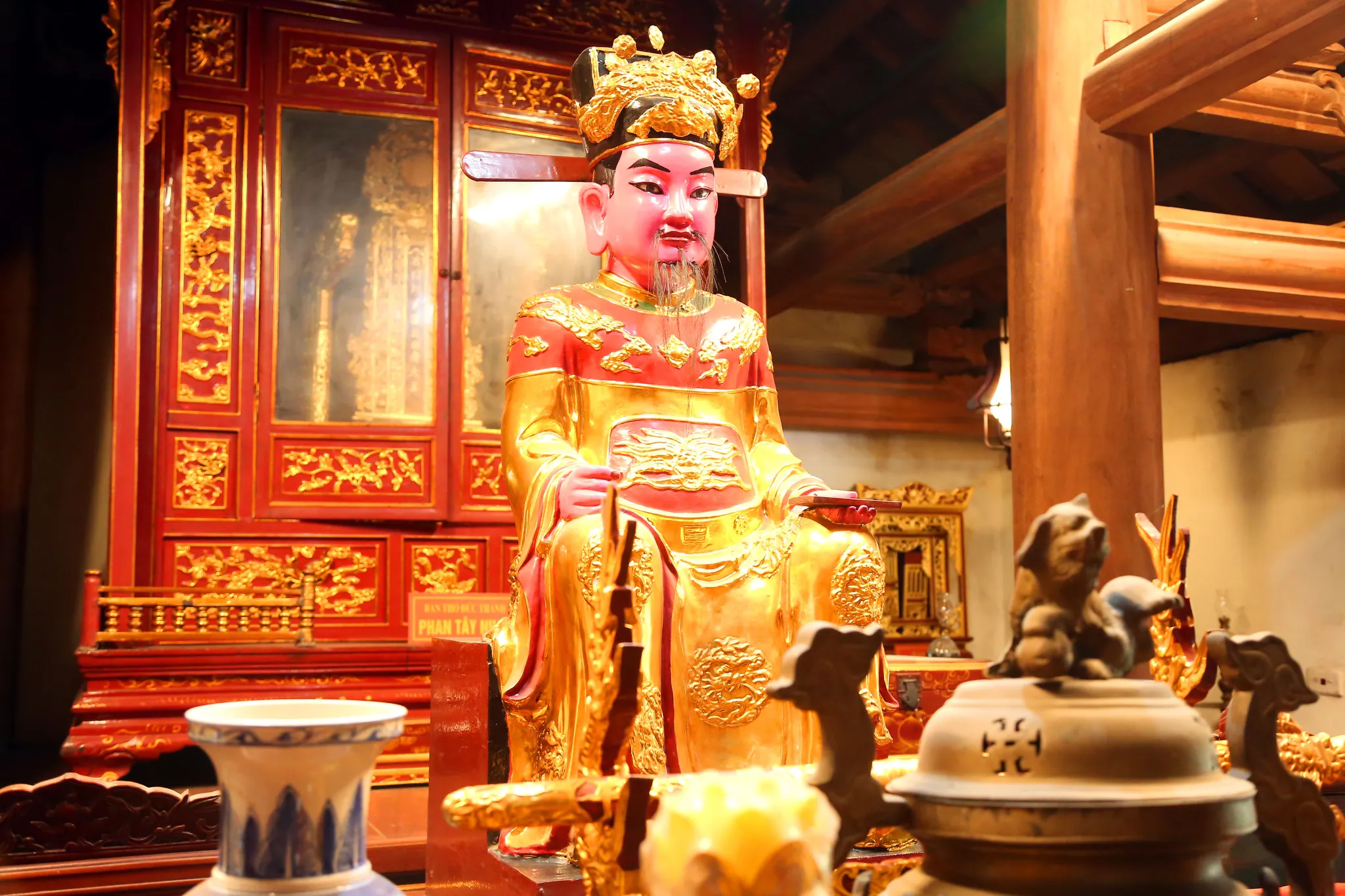 Tượng thờ trong đình Thị Cấm
