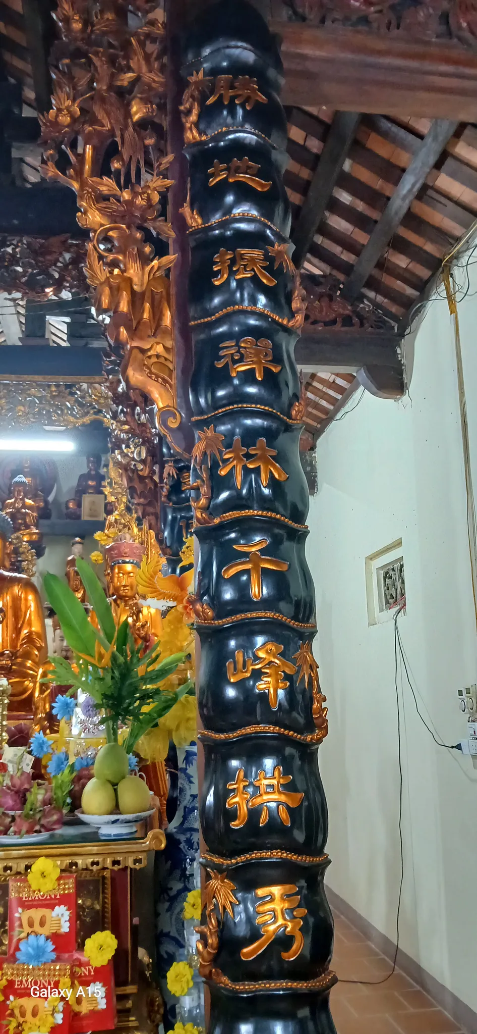 Câu đối bên tả ban Tam Bảo