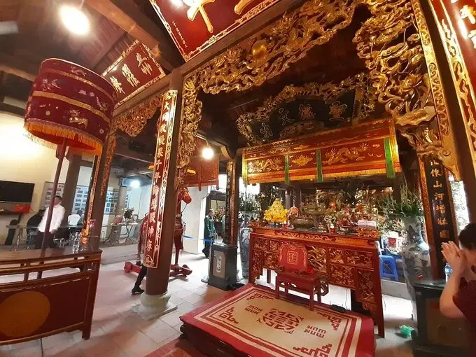 Gian thờ bên trong Đình Mai Dịch