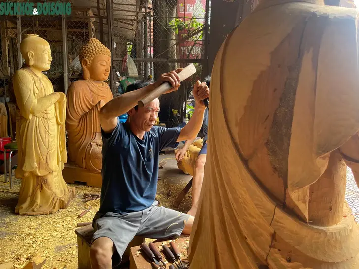 Nghệ nhân Nguyễn Trí Dũng đang tỉ mỉ tạo hình hoàn thiện tác phẩm