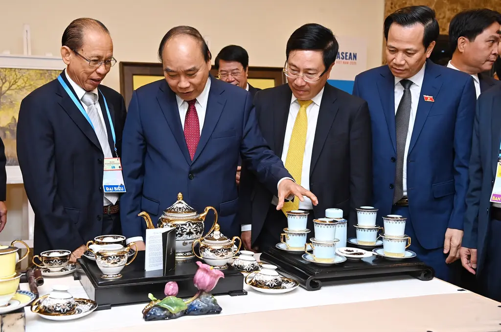 Những sản phẩm cao cấp của gốm sứ Minh Long I được trưng bày trong khuôn khổ sự kiện Hội nghị Cấp cao ASEAN 2020 tại Trung tâm Hội nghị Quốc tế