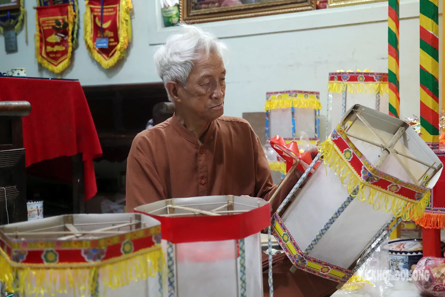 Nghệ nhân Nguyễn Văn Quyền với chiếc đèn kéo quân