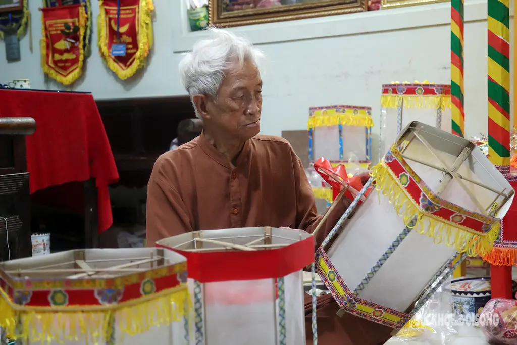 Nghệ nhân Nguyễn Văn Quyền với chiếc đèn kéo quân