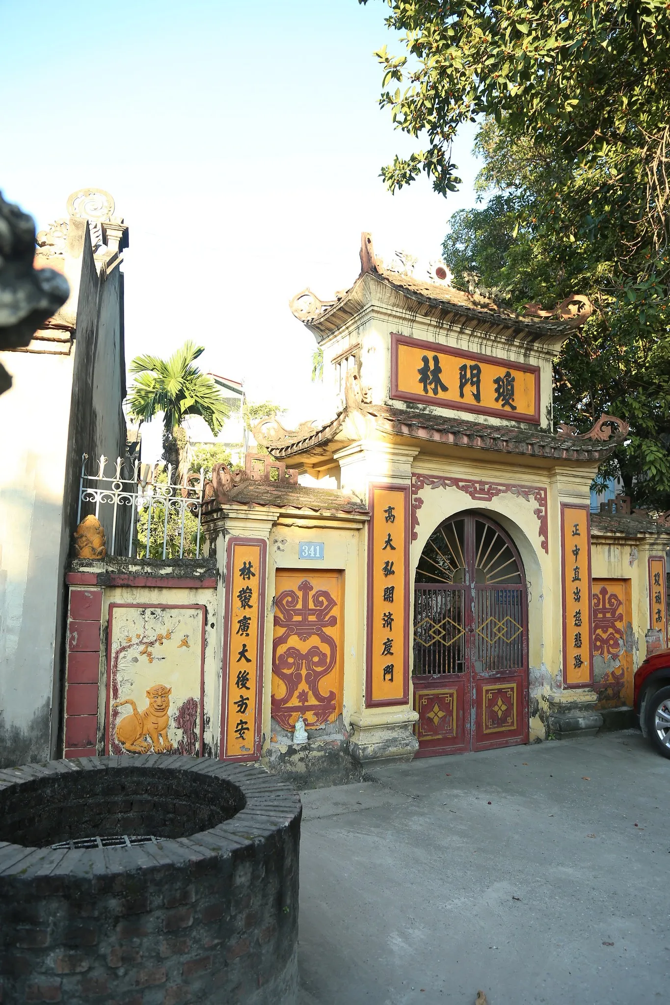 Cổng tam quan Chùa Ngọc Mạch nhìn từ bên trái
