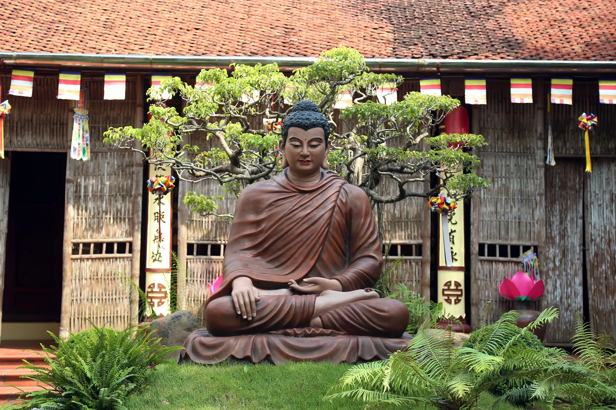 Tượng phật trong khuôn viên chùa Linh Ứng