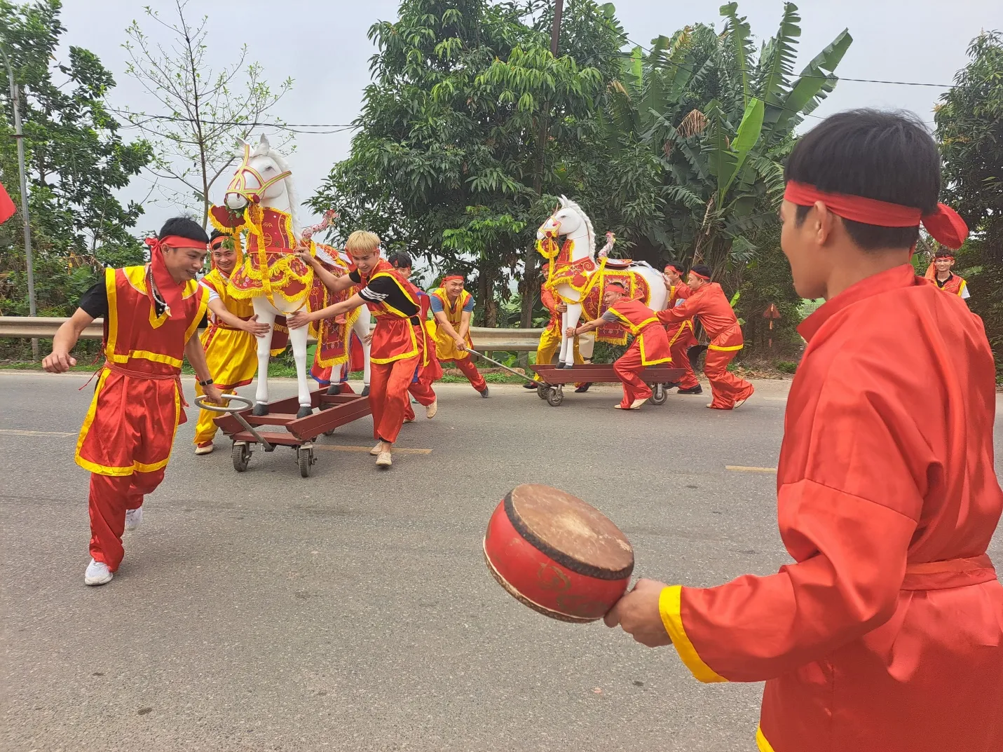 Rước ngựa quanh làng Hiền Đa tại Lễ hội đình Ba Nóc