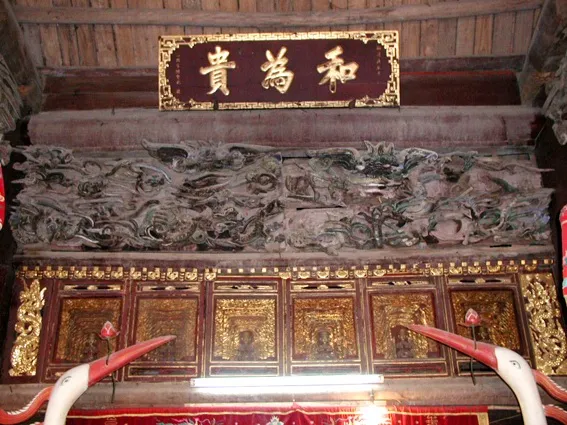 Hoành phi và khám thờ bên trong Đình Thổ Tang