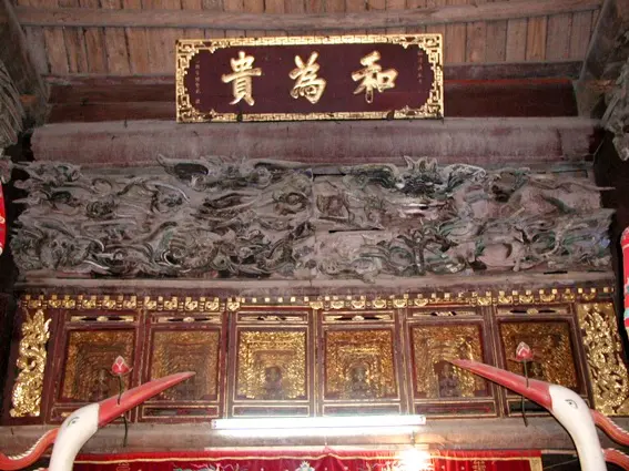 Hoành phi và khám thờ bên trong Đình Thổ Tang