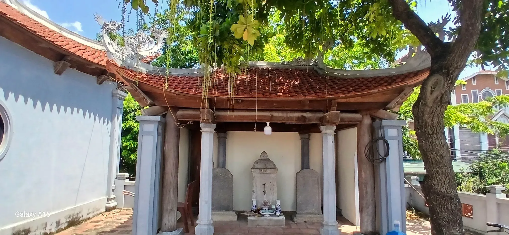 Nhà bia ở đình Nhân Đạo