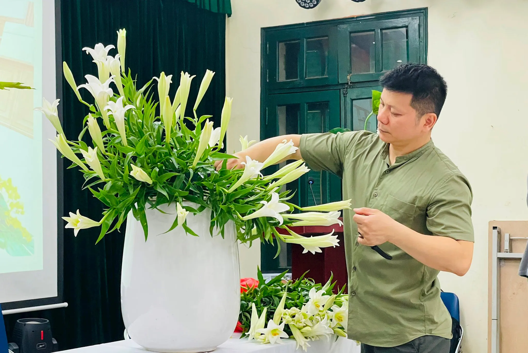NNƯT Nguyễn Mạnh Hùng trổ tài nghệ thuật cắm hoa loa kèn