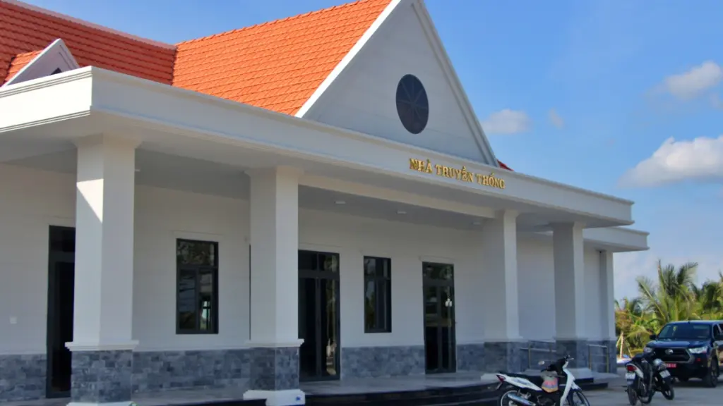Nhà truyền thống bên trong khu Di tích chiến thắng Đầm Dơi - Cái Nước - Chà Là