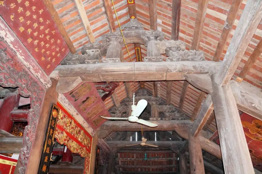 Bên trong Đình Hú