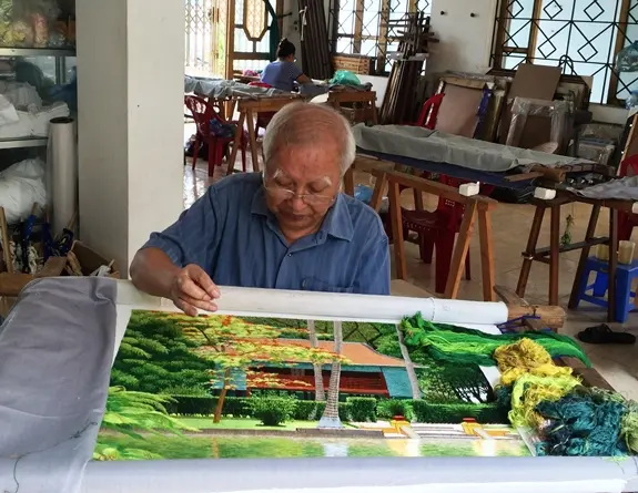 Nghệ nhân Nguyễn Quốc Sự miệt mài tạo ra những tác phẩm nghệ thuật