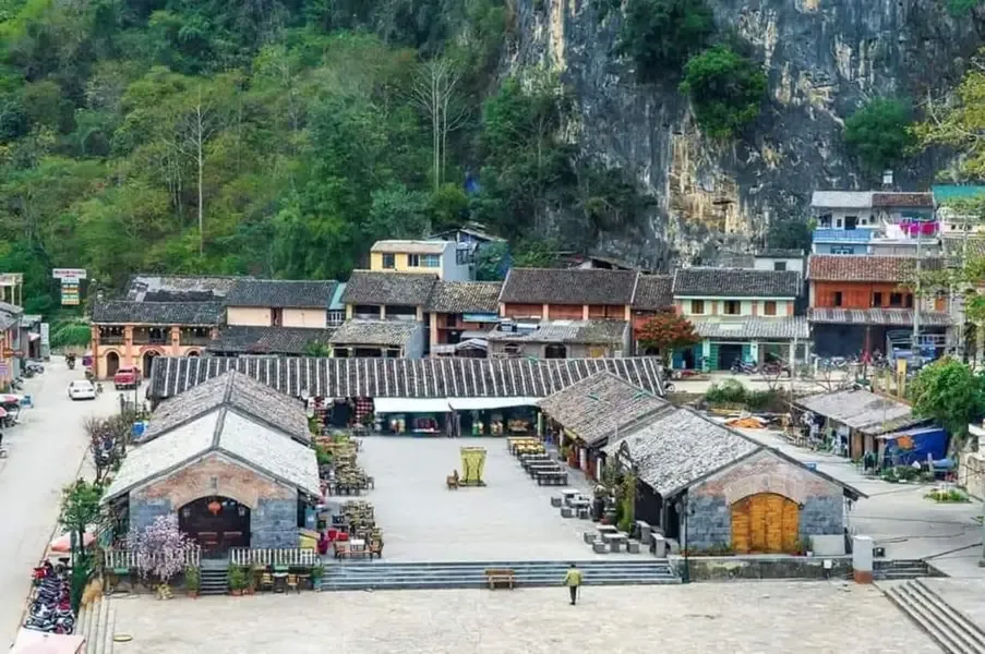 Phố Cổ Đồng Văn tựa lưng vào vách đá