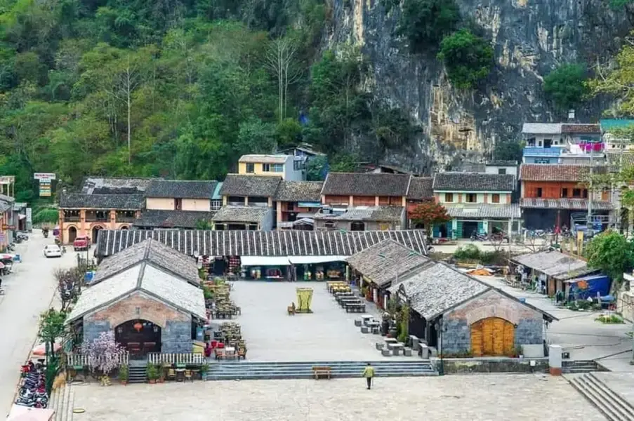 Phố Cổ Đồng Văn tựa lưng vào vách đá