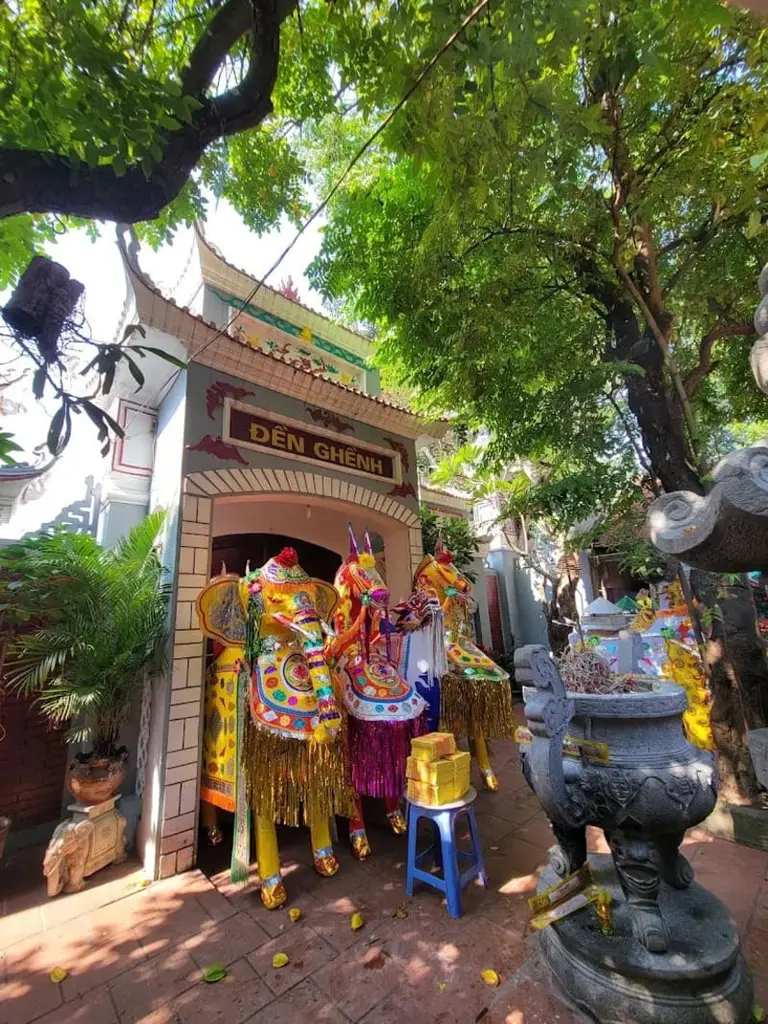 Không gian cảnh quan bên ngoài cổng tam quan Đền Ghềnh