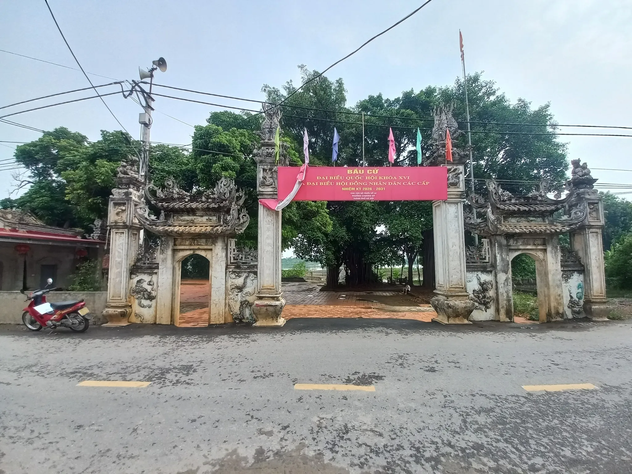Cổng tam quan Đình Phương Bản