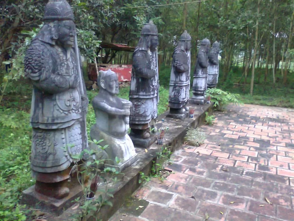 Dãy tượng bên trái cạnh Lăng Đa Bút