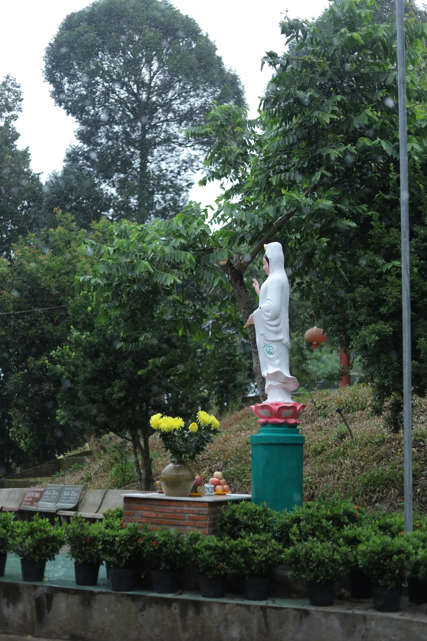 Tượng Quan Âm trong khuôn viên