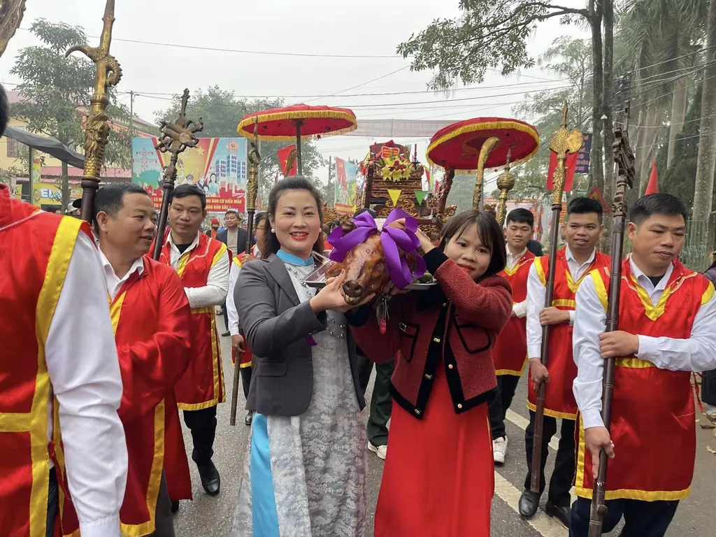 Lễ rước tại Lễ hội Khai xuân - khai sắc đền Bạch