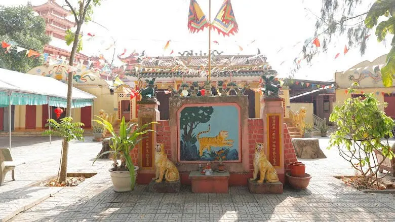 Bình phong đá tại Đình Dầu Tiếng