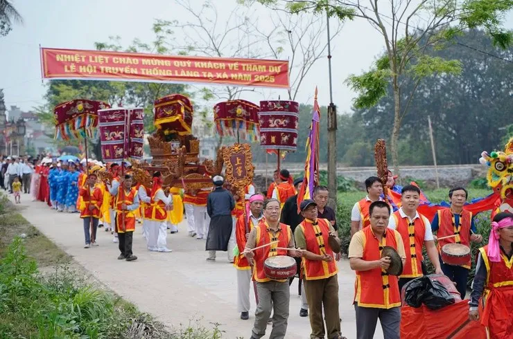 Đoàn rước tại Hội đình làng Tạ Xá