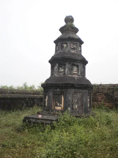 Tháp đá tại Lăng Quang Hưng