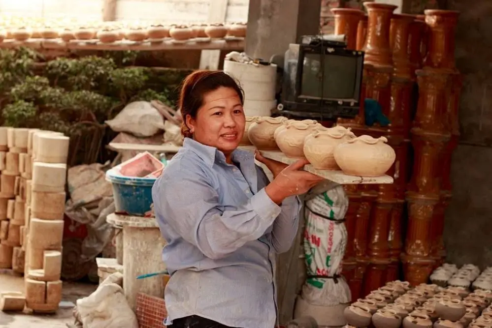 Công đoạn mang gốm đi phơi