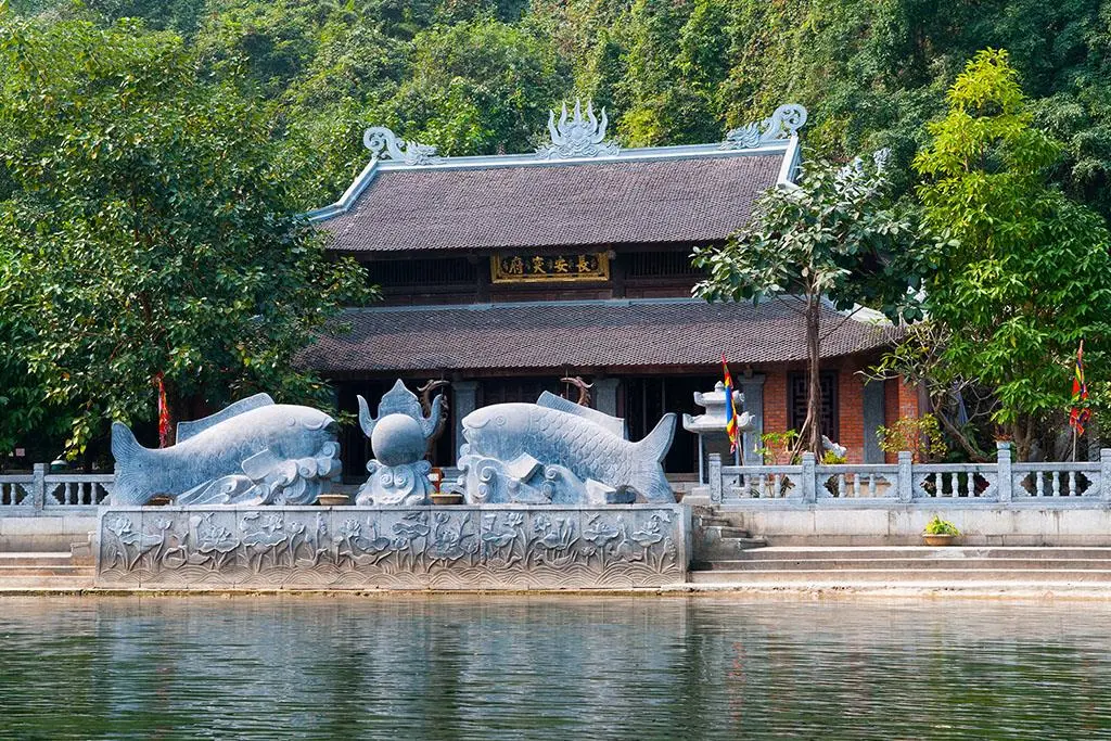 Cảnh quan đền Trình Trong Quần Thể Di Tích Hương Sơn