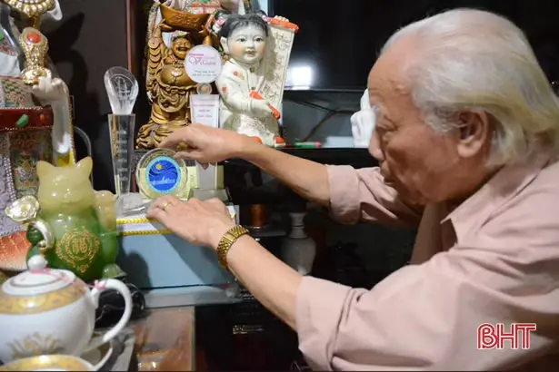 Những món quà tặng đơn sơ trong các cuộc liên hoan, hội diễn dân ca, ví, giặm được ông Cẩm cất giữ như báu vật