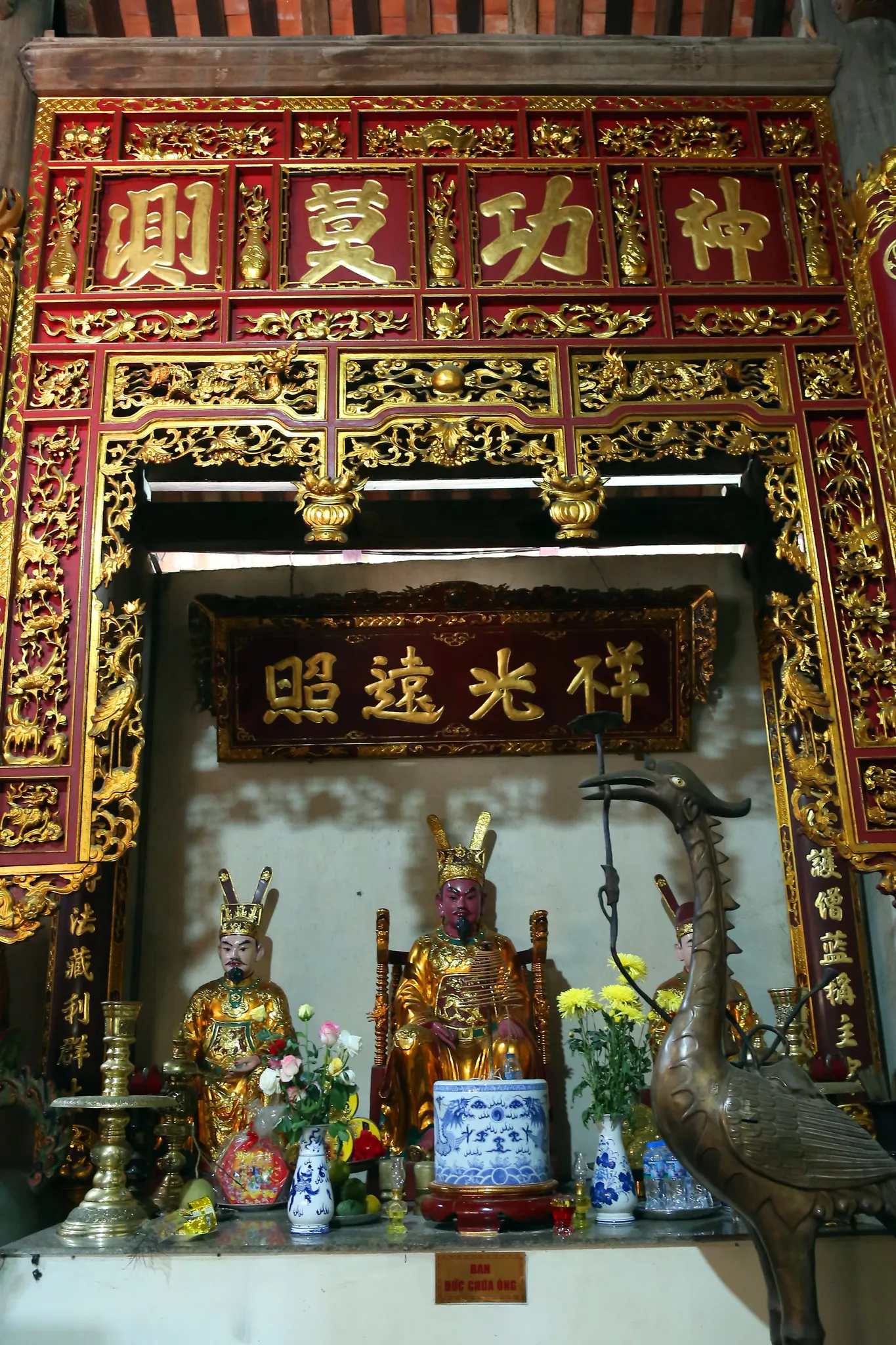 Ban thờ Đức Chúa Ông chùa Thanh Lâm