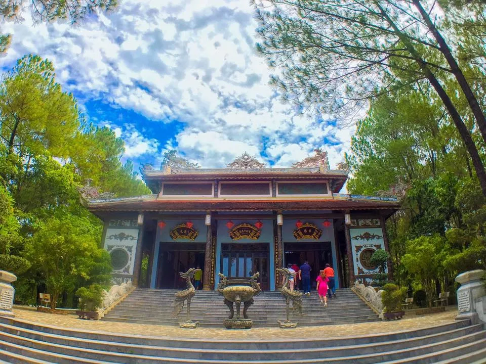 Cảnh quan Đền Huyền Trân