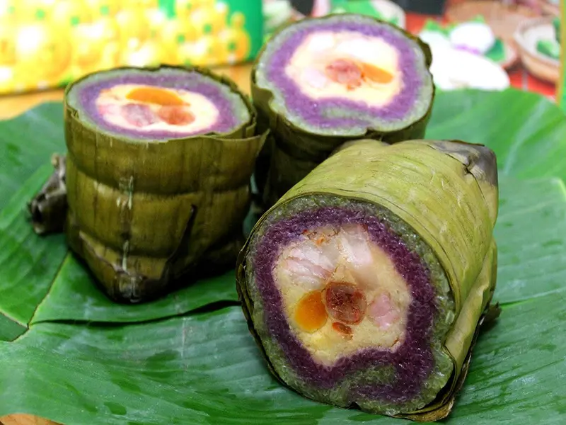 Chiếc bánh tét mang màu sắc và hương vị hài hòa của các nguyên liệu