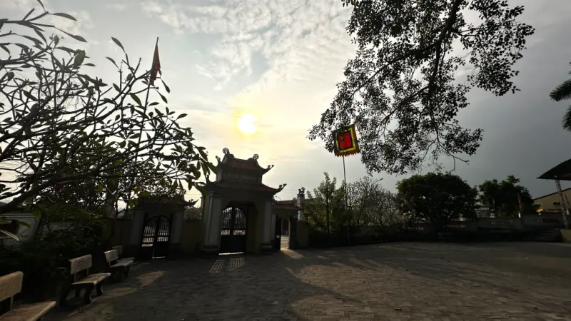 Khuôn viên Đền Kỳ Sầm