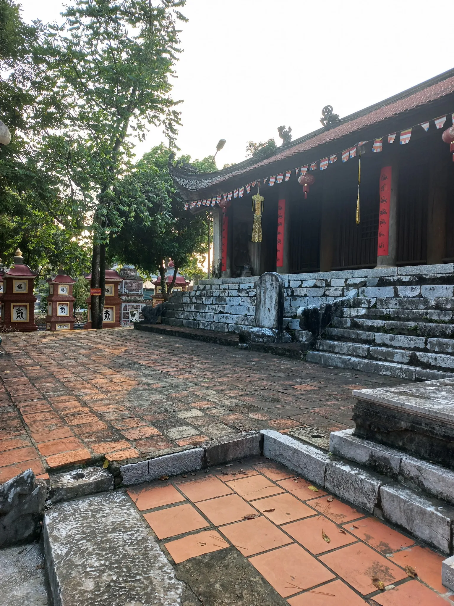 Sân trước chính Điện Chùa Trăm Gian