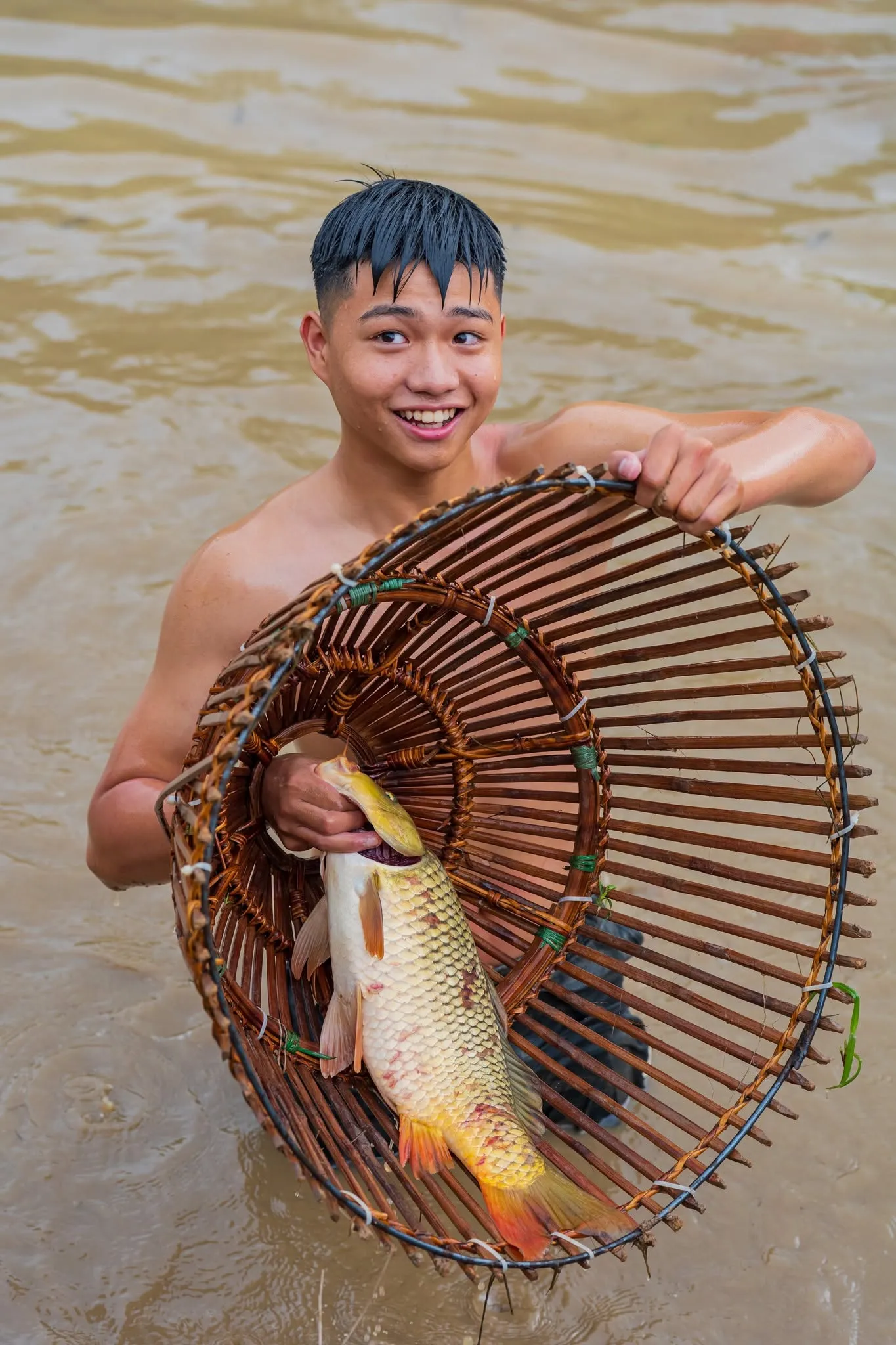 Khoảnh khắc bắt được cá trong lễ hội Đả Ngư đền Và